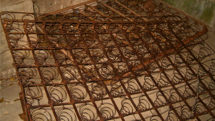 Resortes de colchón oxidados